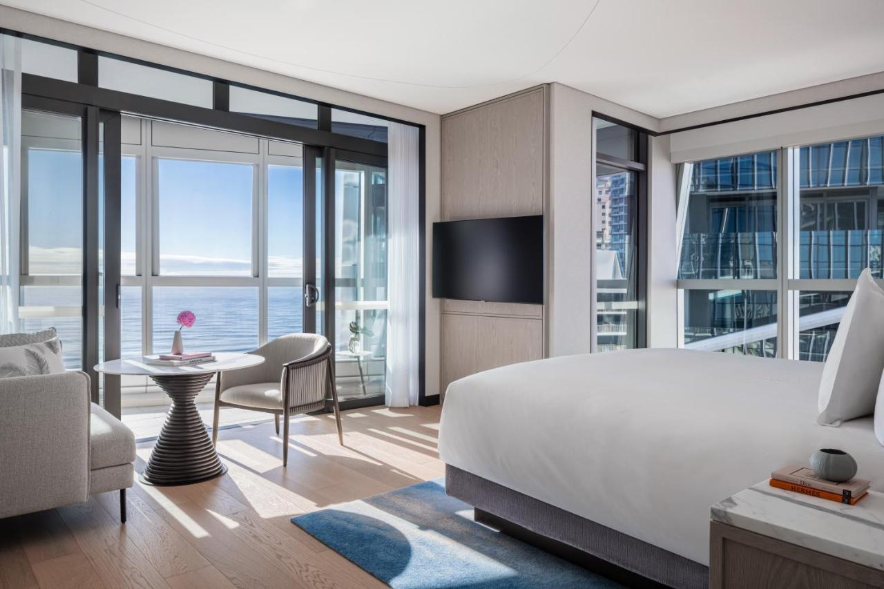 The Langham, Gold Coast And Jewel Residences Exteriér fotografie A guest room at the West Hollywood Edition